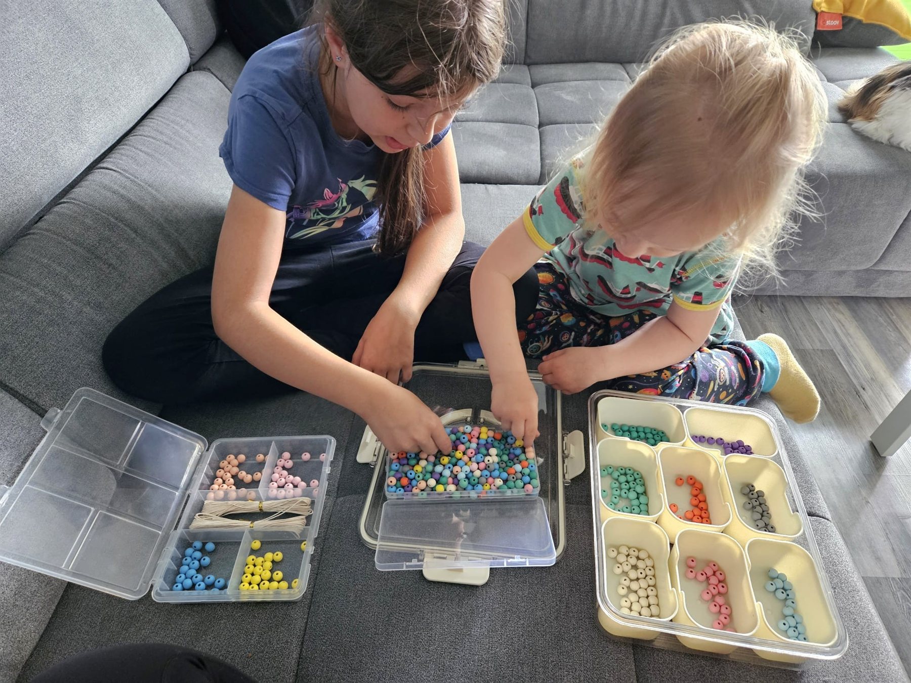 Und gleich ausprobiert: Perlen sortieren, zählen, spielen.